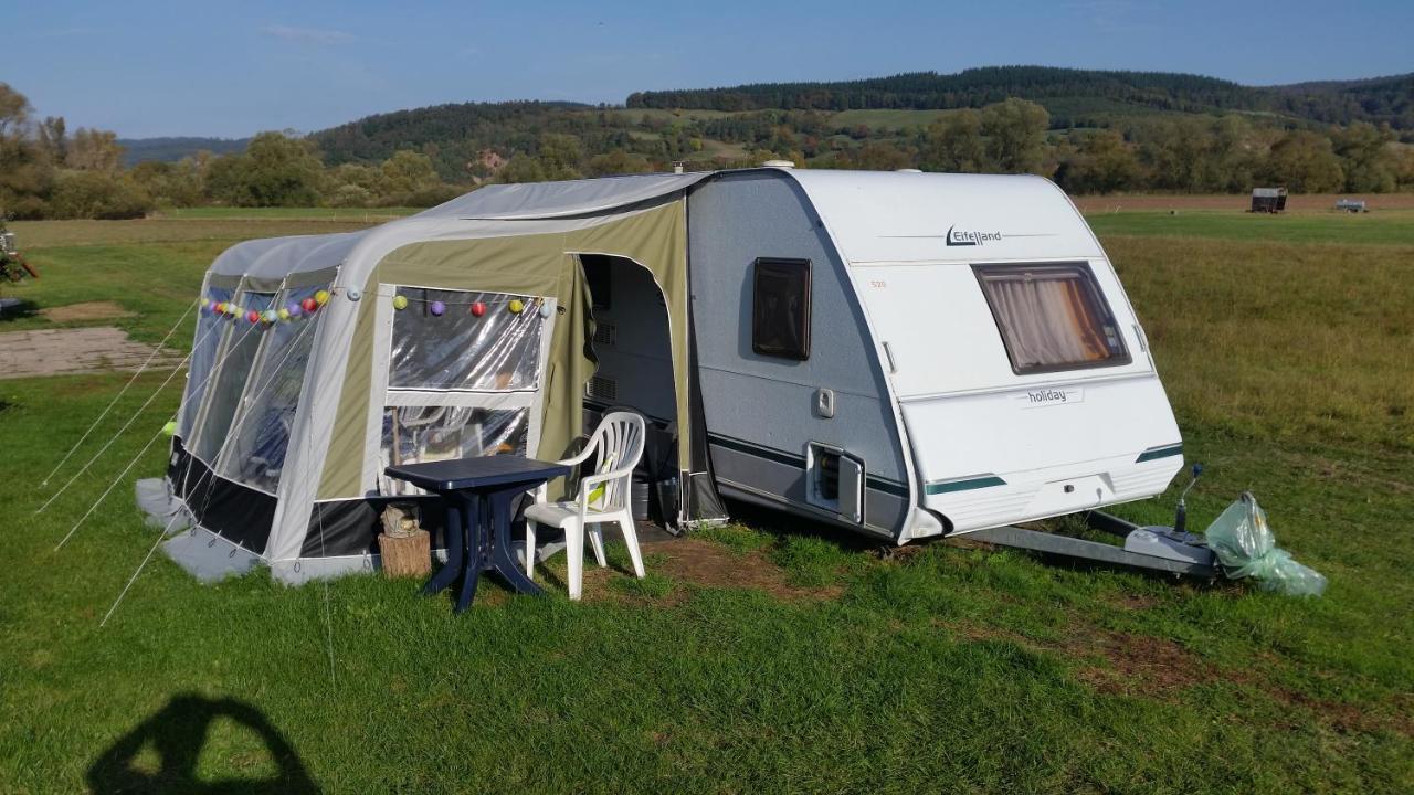 Gemuetlicher Wohnwagen In Der Natur Alheim ภายนอก รูปภาพ